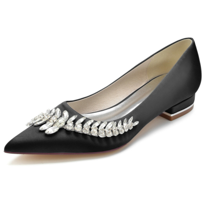 Zapatos planos de novia de satén con punta en punta negra con adornos enjoyados