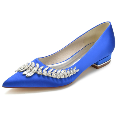 Zapatos planos de novia de satén con punta en punta azul real con adornos enjoyados