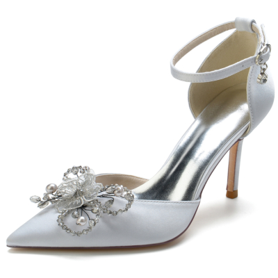 Zapatos de boda de tacón de aguja con punta en punta plateada y flores con correa en el tobillo