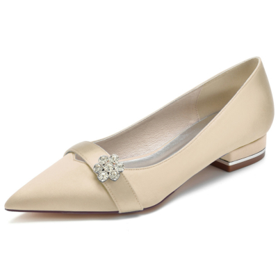 Zapatos planos de satén con punta en punta y correa de flor de diamantes de imitación color champán