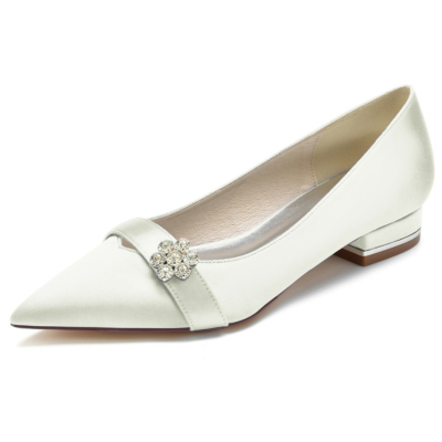 Zapatos planos de satén con punta en punta y correa de flor de diamantes de imitación marfil