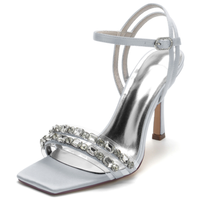 Sandalias de tacón de aguja con correa en el tobillo de satén plateado con diamantes de imitación