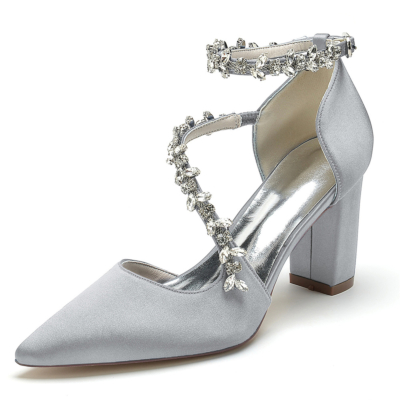 Zapatos de tacón grueso con correa en el tobillo y punta estrecha de satén plateado con diamantes de imitación