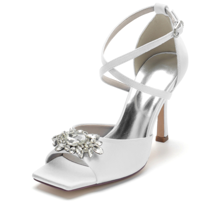 Sandalias de boda de satén con correa cruzada y tacón de aguja de diamantes de imitación blancos