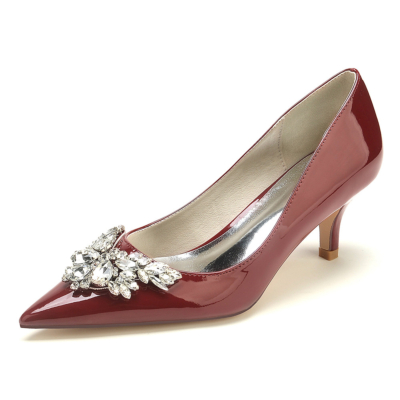 Zapatos de tacón de novia con punta puntiaguda adornada con diamantes de imitación burdeos