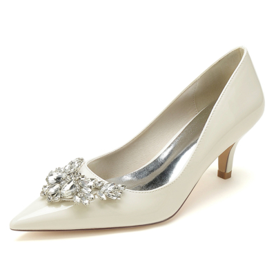 Zapatos de tacón de novia con punta puntiaguda adornados con diamantes de imitación beige