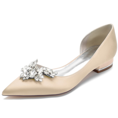 Zapatos de vestir con pedrería color champán y punta puntiaguda, planos de satén con corte lateral y joyas