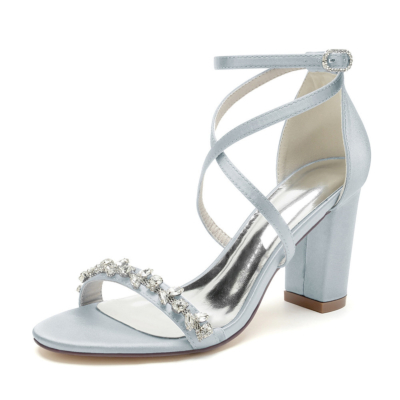 Sandalias con pedrería y tiras cruzadas de satén gris Zapatos de boda con tacones gruesos