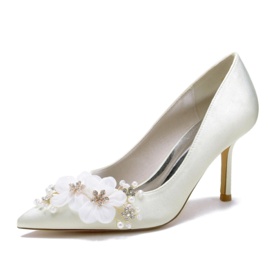 Zapatos de tacón bajo con flores de satén beige para boda