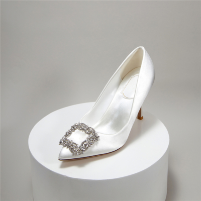 Zapatos de tacón de aguja de boda con hebilla de diamantes de imitación y punta puntiaguda de satén blanco para mujer