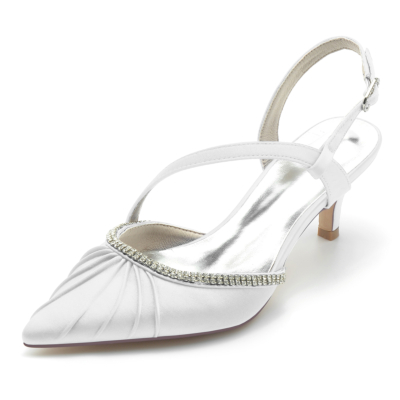 Zapatos de tacón de gatito con punta en punta y diamantes de imitación de raso blanco con pedrería