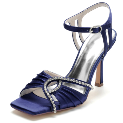 Sandalias con correa en el tobillo y tacón de aguja con punta abierta de satén azul marino
