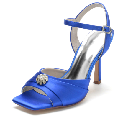 Sandalias con correa en el tobillo con flores de diamantes de imitación y tacón de aguja con punta abierta de satén azul real