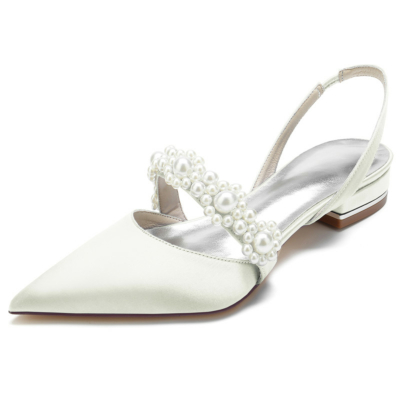Zapatos planos de novia con adornos de perlas de satén marfil y puntiagudos