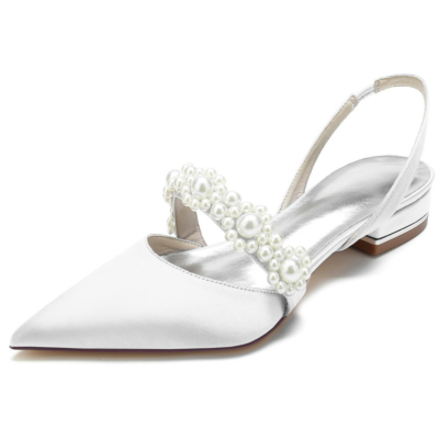 Zapatos planos de novia con adornos de perlas de satén blanco y puntiagudos