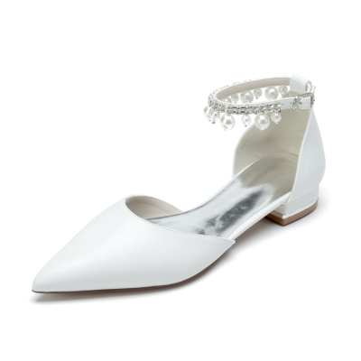 Zapatos planos de boda con correa en el tobillo de perlas en punta de satén blanco