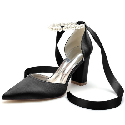 Zapatos de tacón grueso con punta en punta de satén negro con perlas en el tobillo