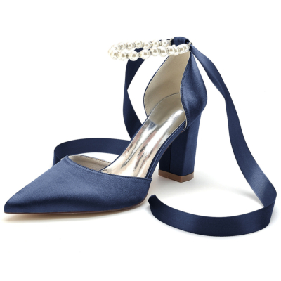 Zapatos de tacón grueso con punta en punta de satén azul marino con correa en el tobillo y perlas