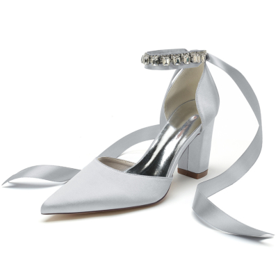 Zapatos de boda con correa en el tobillo y diamantes de imitación de tacón grueso con punta en punta de satén plateado