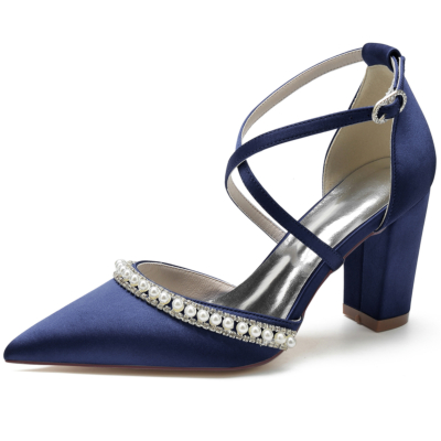 Zapatos de tacón grueso con tiras cruzadas y joyas de perlas con punta en punta de satén azul marino