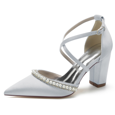 Zapatos de tacón grueso con tiras cruzadas y joyas de perlas con punta en punta de satén plateado