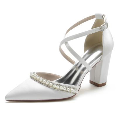 Zapatos de tacón grueso con tiras cruzadas y joyas de perlas con punta en punta de satén blanco