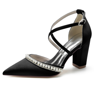 Zapatos de tacón grueso con tiras cruzadas y joyas de perlas con punta en punta de satén negro