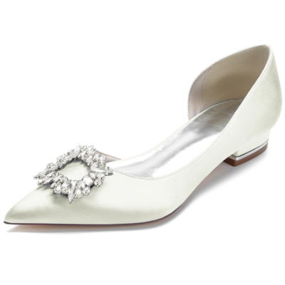 Zapatos planos con hebilla de diamantes de imitación y punta en punta de satén marfil