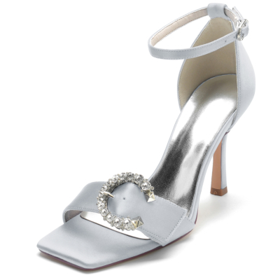 Sandalias plateadas con correa en el tobillo y punta abierta con hebilla de diamantes de imitación de satén