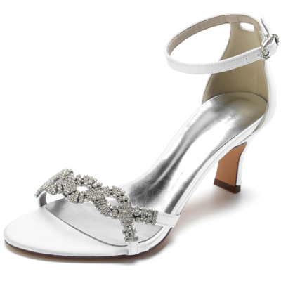 Sandalias de boda con correa en el tobillo y tacón bajo con diamantes de imitación en blanco satinado