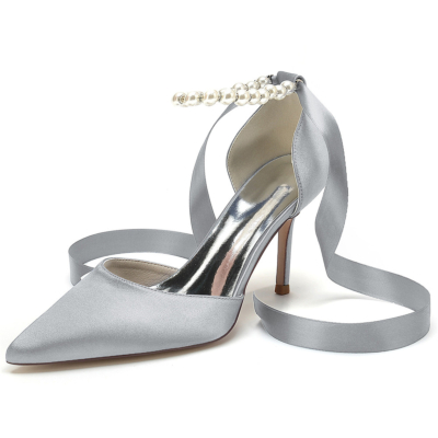 Zapatos de tacón de aguja D'orsay con tira en el tobillo y perla de boda de satén gris