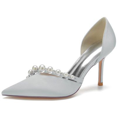 Zapatos de boda con tacón de aguja y perlas en punta de satén plateado