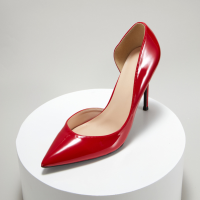 Zapatos de tacón de aguja D'orsay con punta en pico de charol