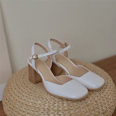 Zapatos de tacón de punta cuadrada de cuero blanco con tacón de bloque de madera