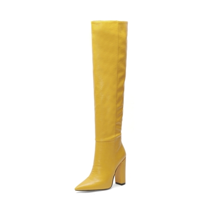 Botas amarillas hasta la rodilla con tacón en bloque y punta en punta