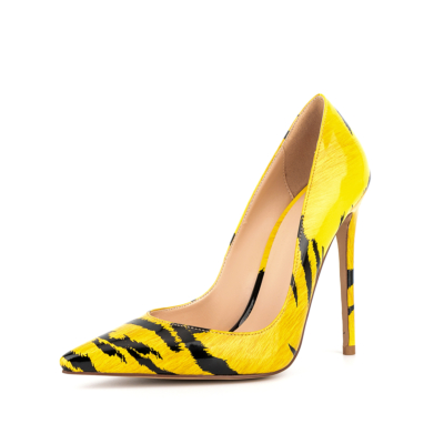 Zapatos de tacón de aguja de charol floral con tigre amarillo