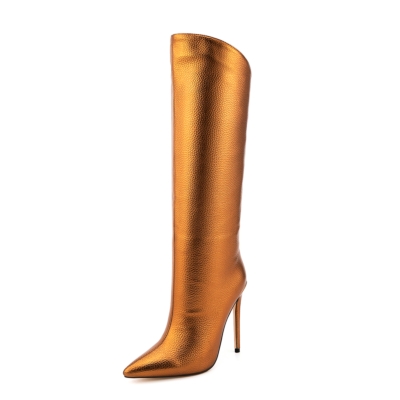 Botas de pantorrilla ancha con tacón de aguja y punta estrecha en color dorado metalizado