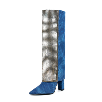 Botas altas de mezclilla azul con punta en punta y tacón grueso con pedrería sobre la rodilla