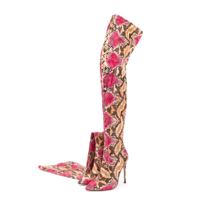 Botines sobre la rodilla de tacón de aguja con punta en relieve de serpiente de moda rosa